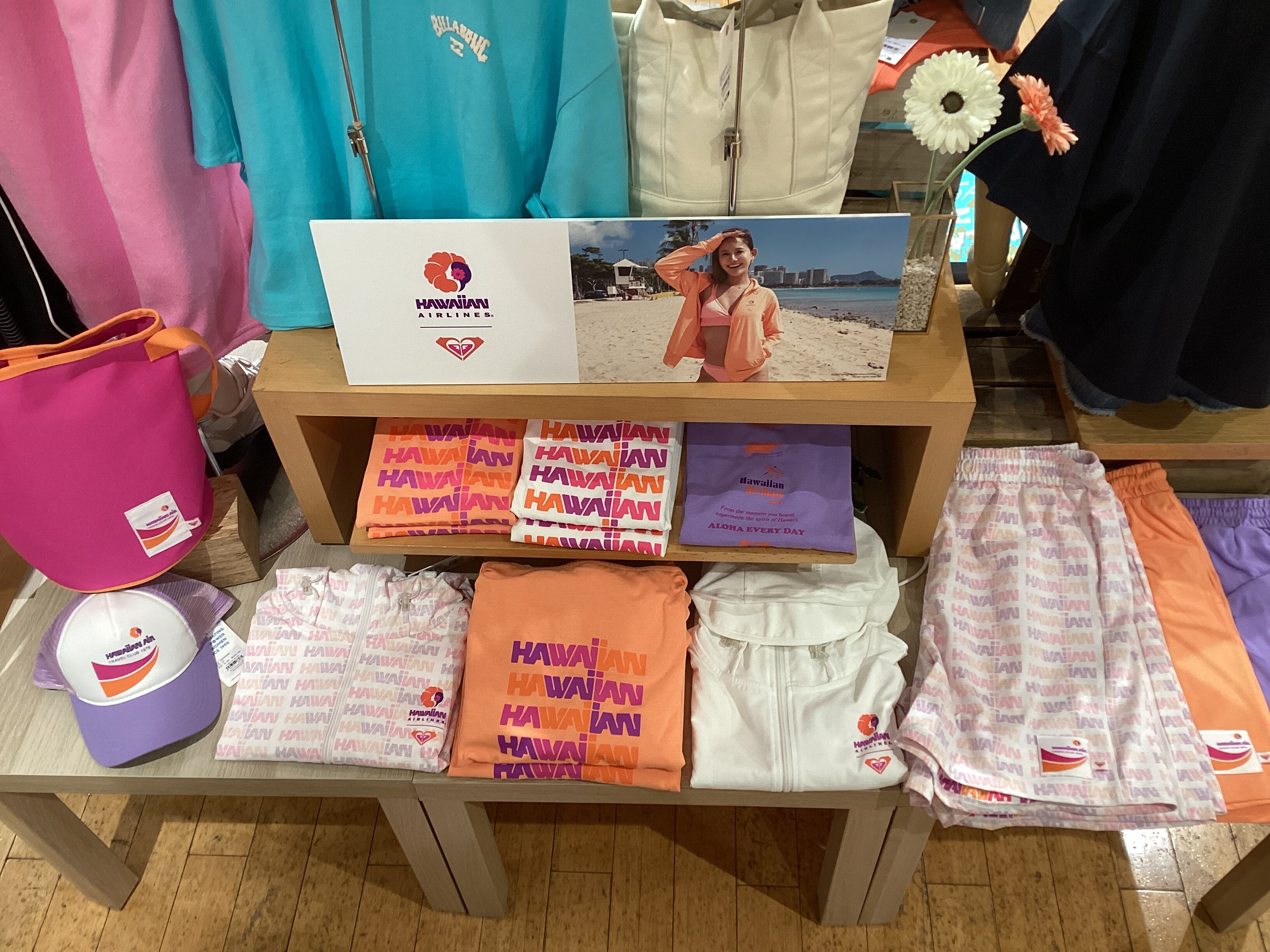 待望のコラボ！】ROXY × Hawaiian Airlines 2026 コレクションが聖蹟