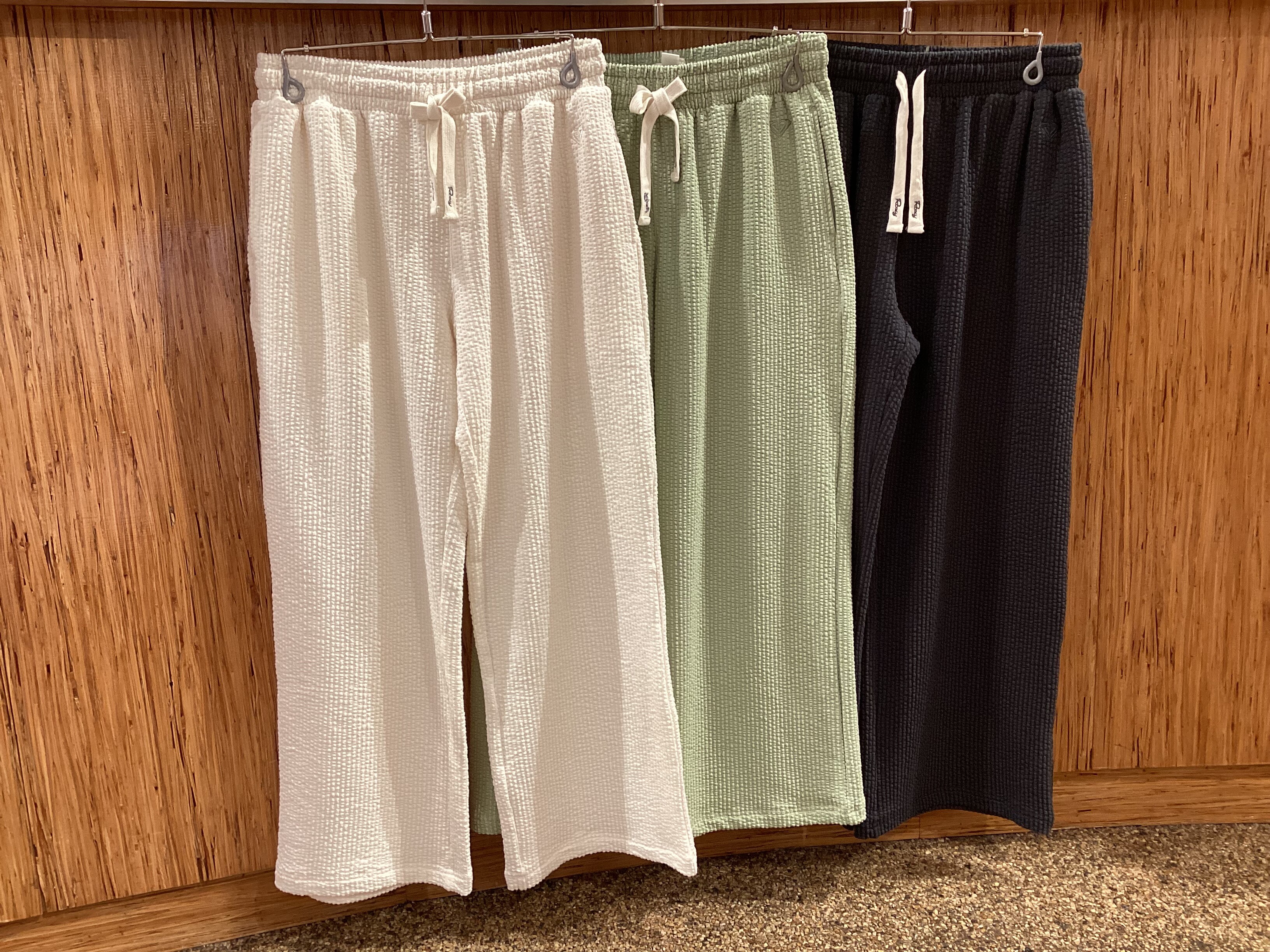 ROXY】大人のリラックス感を演出する「SUNSET BREEZE PANTS」のご紹介