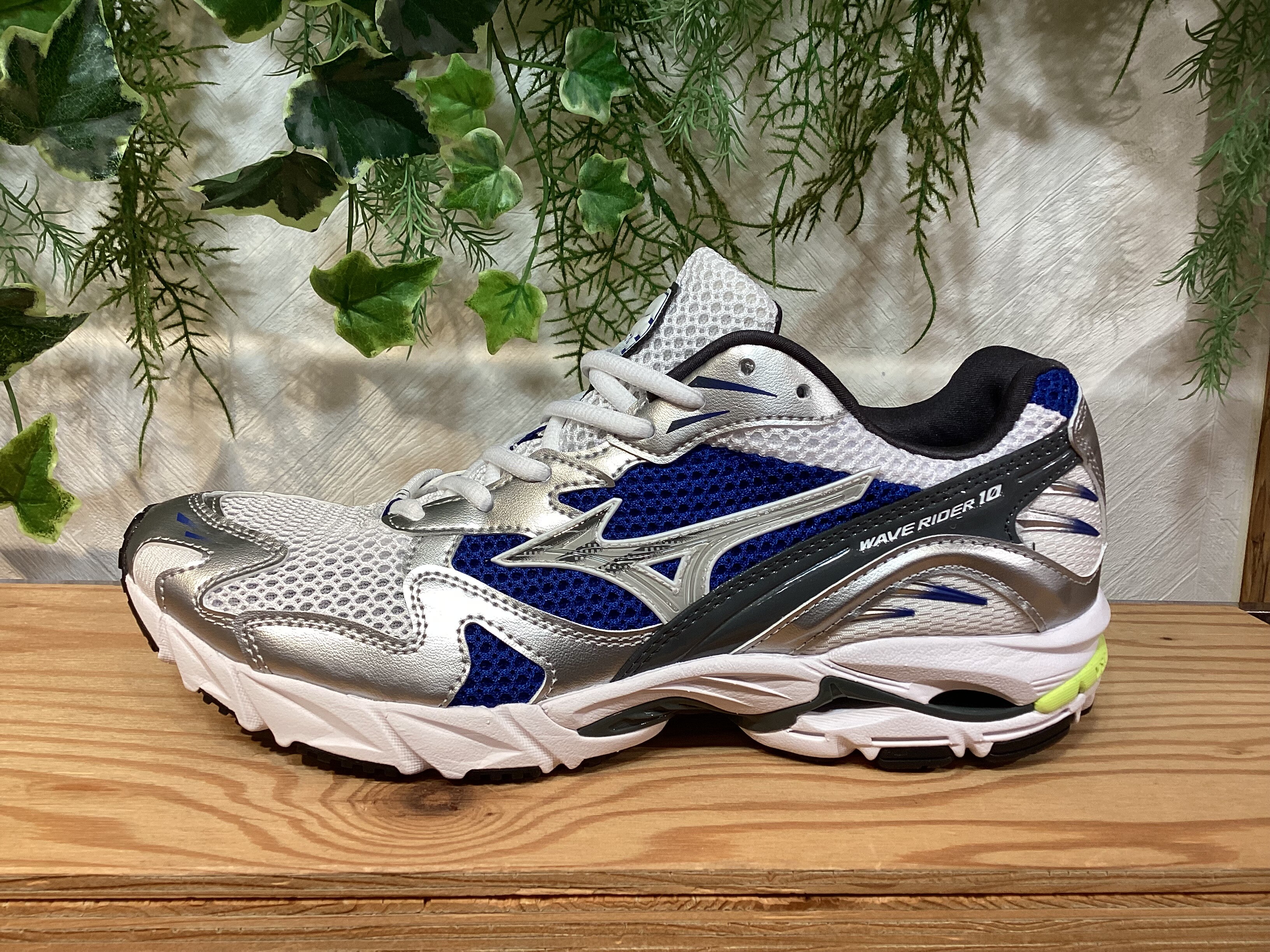 【極美品】SAURUS SWS BLUE RUNNER 110【春マサ狙い】 MIZUNO】不朽の名作スニーカー「WAVE RIDER 10」の極上の履き心地を