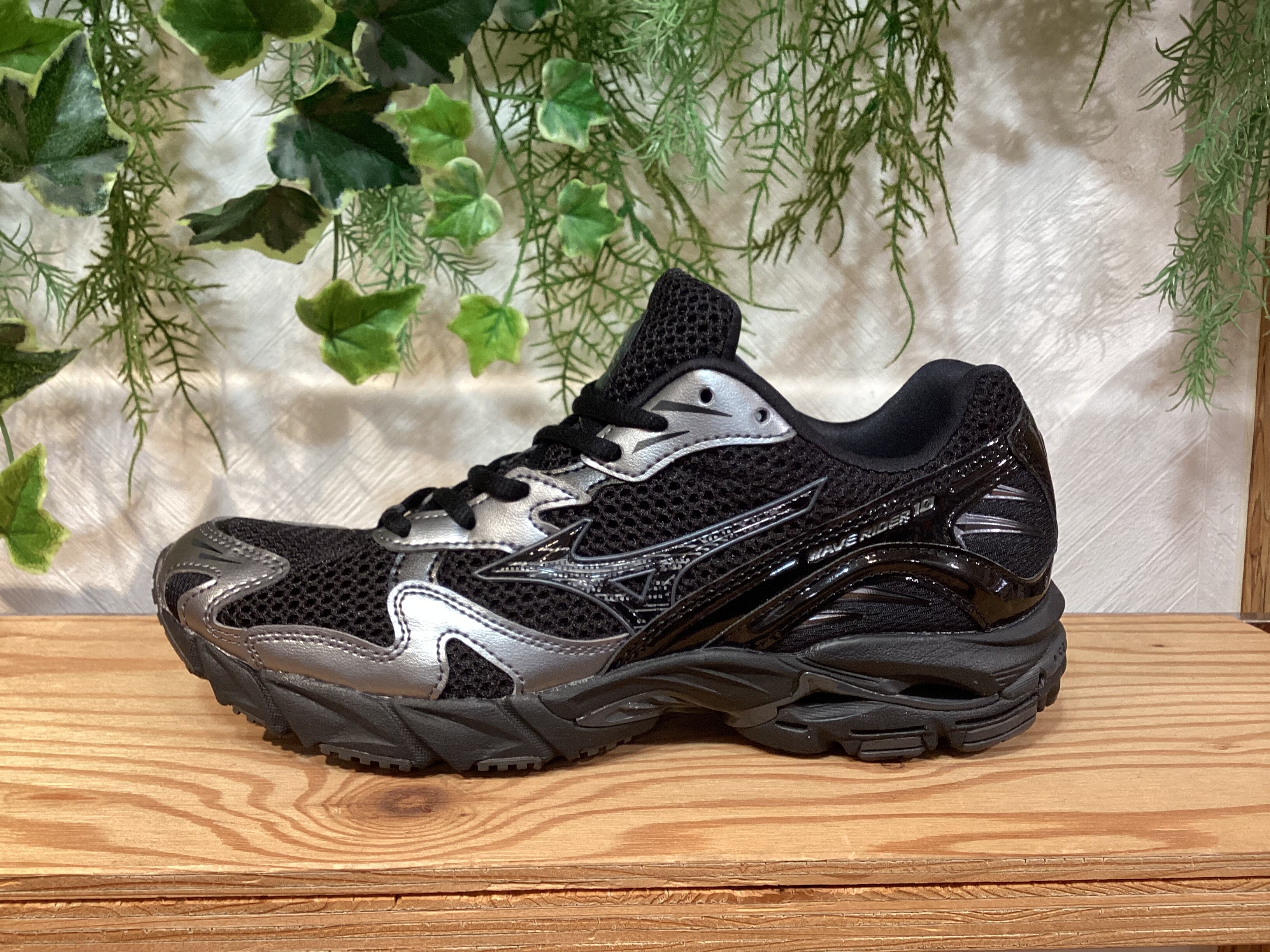 レトロ　ミズノ　スウィングバランサー　スイングバランス BANCER 商品紹介】MIZUNO（ミズノ）「WAVE RIDER 10」都会派テック系