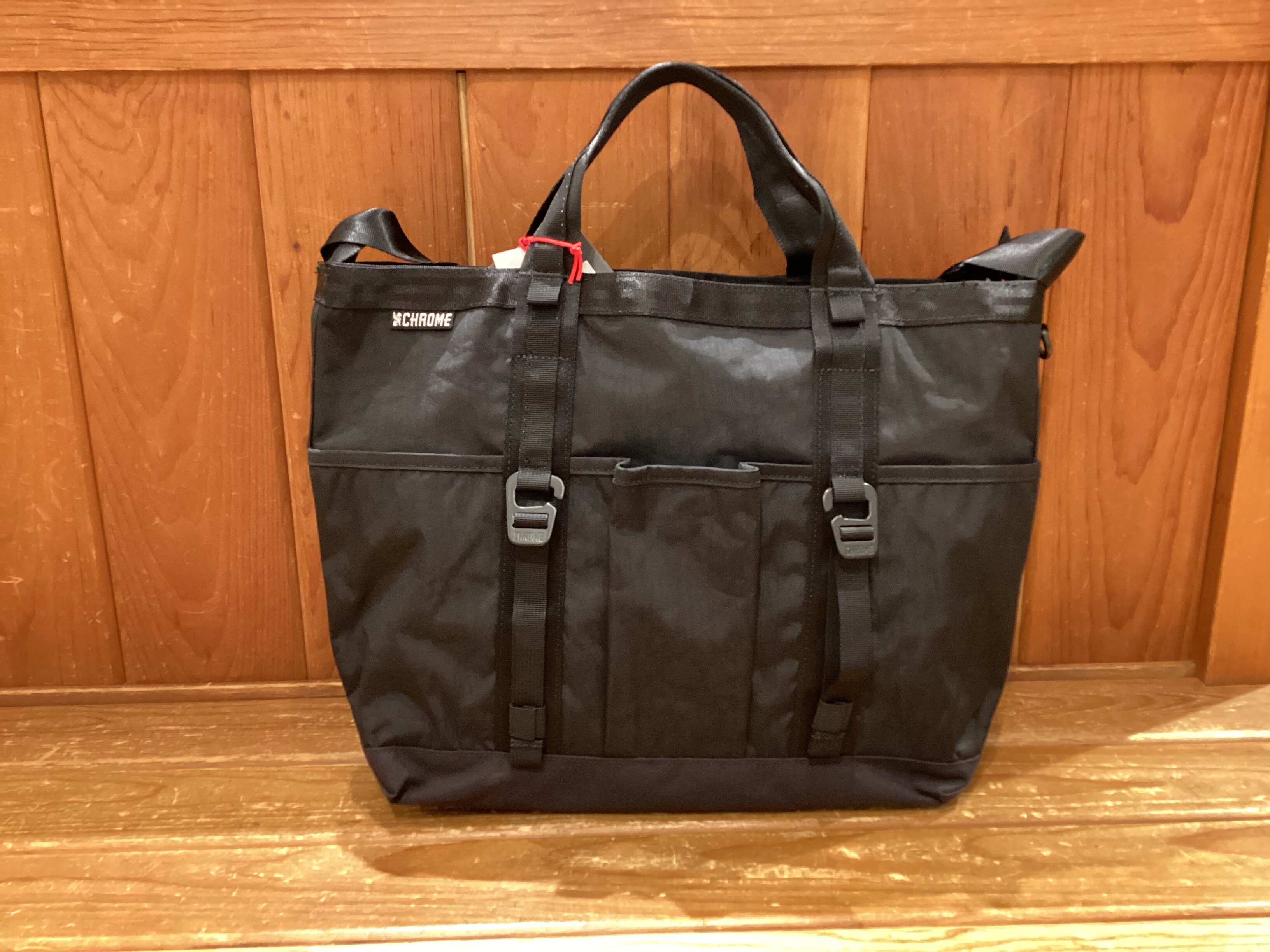 CHROME】マルチに使える大注目2WAYバッグ！「GROCERY TOTE MSNGR 15L