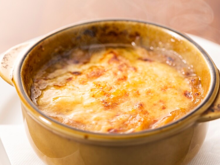 チーズの香り豊かなオニオングラタンスープ