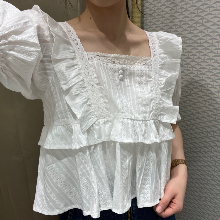 新作ブラウス登場！一枚でとっても華やか✨