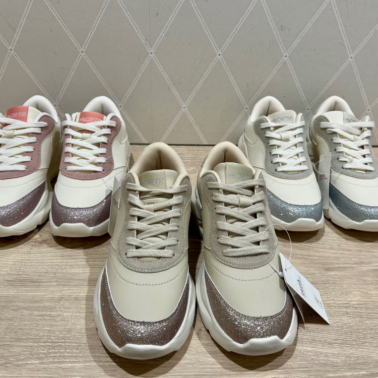 新作！春コーデにピッタリ似合うスニーカー登場👟🧡