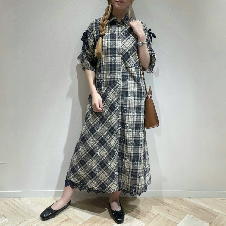 丸い花の刺繍が施された、チェックワンピースが入荷しています🪻