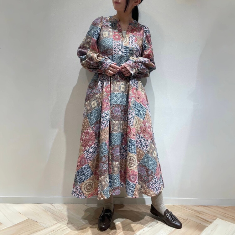 シルエットも柄も華やかなワンピース💐