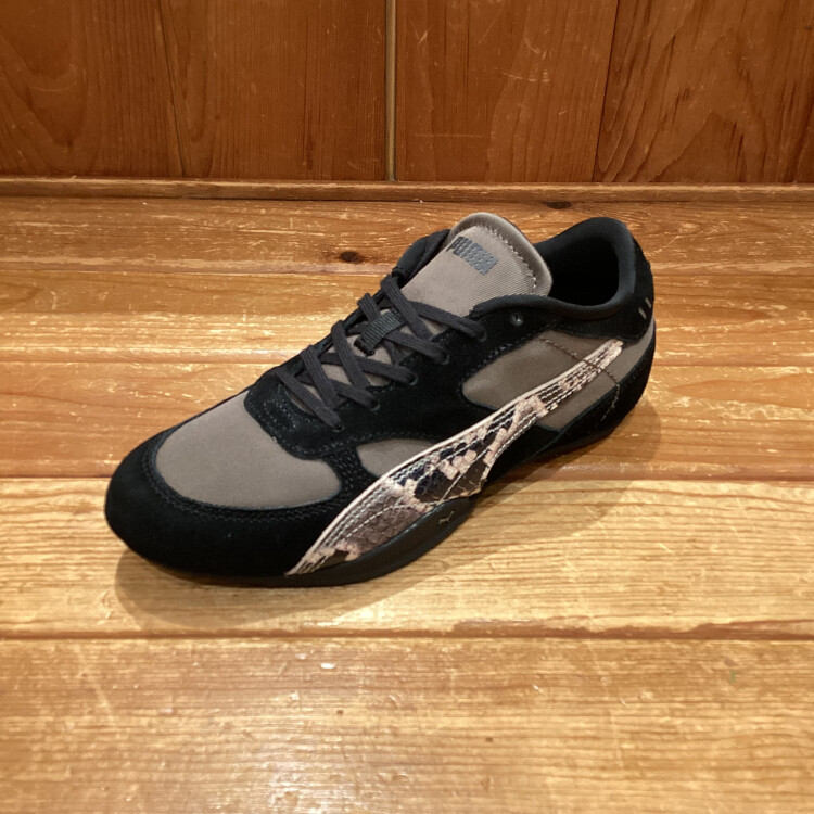 トレンドのスネーク柄が足元を彩る！PUMA BELLA MINA SNAKE WNSでつくる大人のストリートスタイル