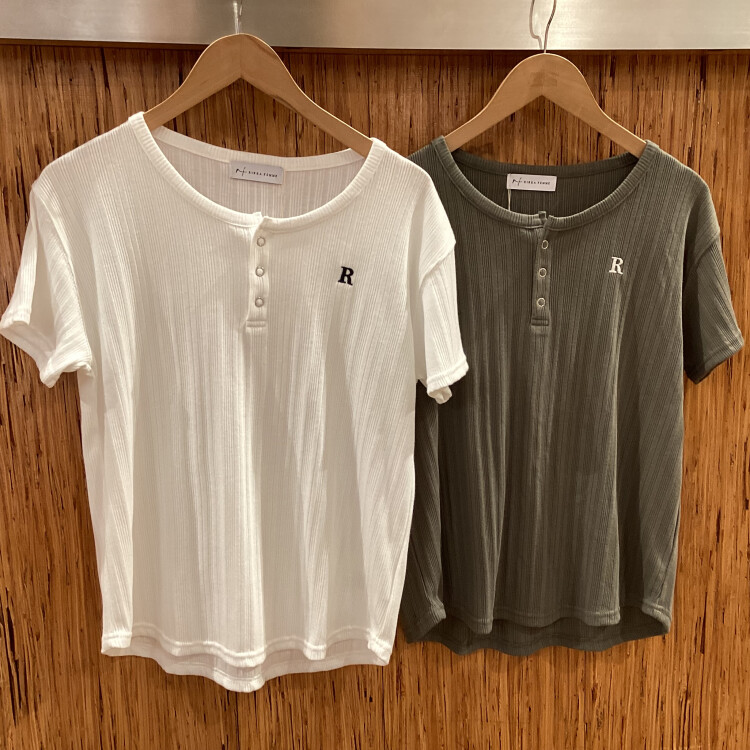 【大人カジュアルを格上げ】シンプルなのにこなれ感抜群なヘンリーネックリブTシャツのご紹介！