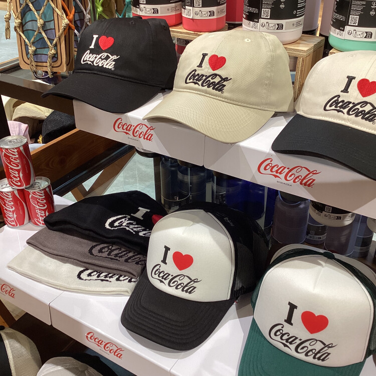 【Coca-Cola（コカ・コーラ）コラボ新作アイテム入荷！】レトロ可愛いキャップ＆ビーニーで秋冬コーデをアップデート！