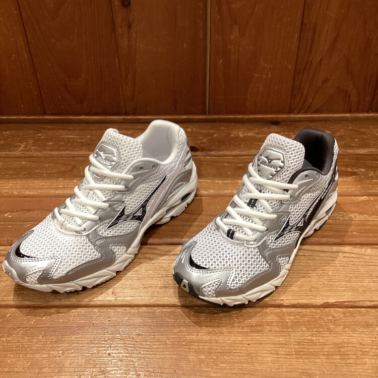 【大注目の足元トレンド！MIZUNO名作スニーカー「WAVE RIDER 10」新入荷】