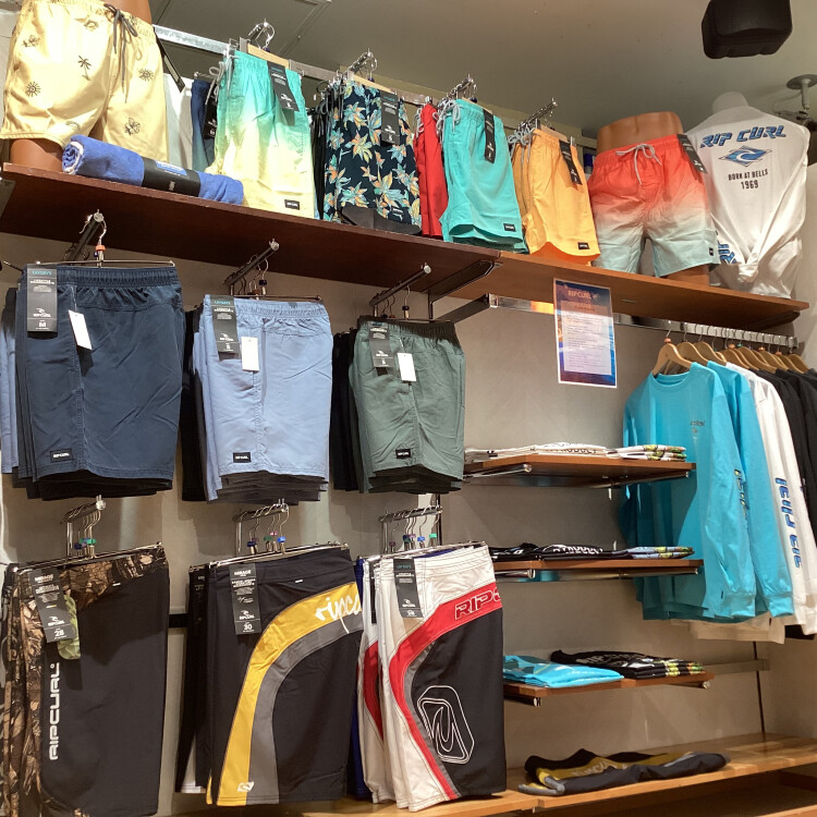 【RIP CURL】海も街もこれ1枚。究極のハイブリッド・スタイル！