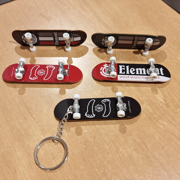 【新入荷情報】大人気スケートボードブランド「ELEMENT（エレメント）」より、遊び心満載のスケートボード型キーリング（指スケ）が新入荷いたしました！