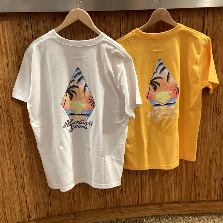 【ストリート女子必見】VOLCOM×ムラサキスポーツ限定コラボTシャツ入荷！聖蹟桜ヶ丘店で魅せる夏のカジュアルコーデ