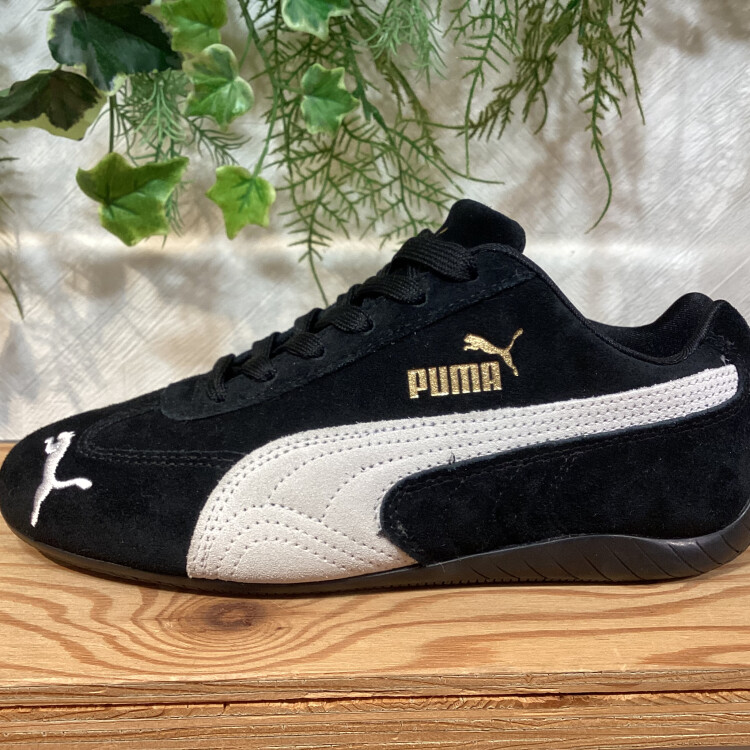 PUMA（プーマ）の爆発的人気スニーカー「SPEEDCAT OG（スピードキャット）」を店舗で販売中！モータースポーツカルチャーが息づくトレンドの一足をチェック！