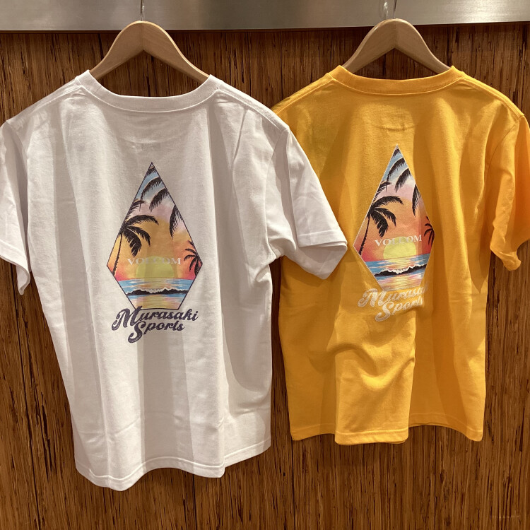 【ストリート女子必見】VOLCOM×ムラサキスポーツ限定コラボTシャツ入荷！聖蹟桜ヶ丘店で魅せる夏のカジュアルコーデ