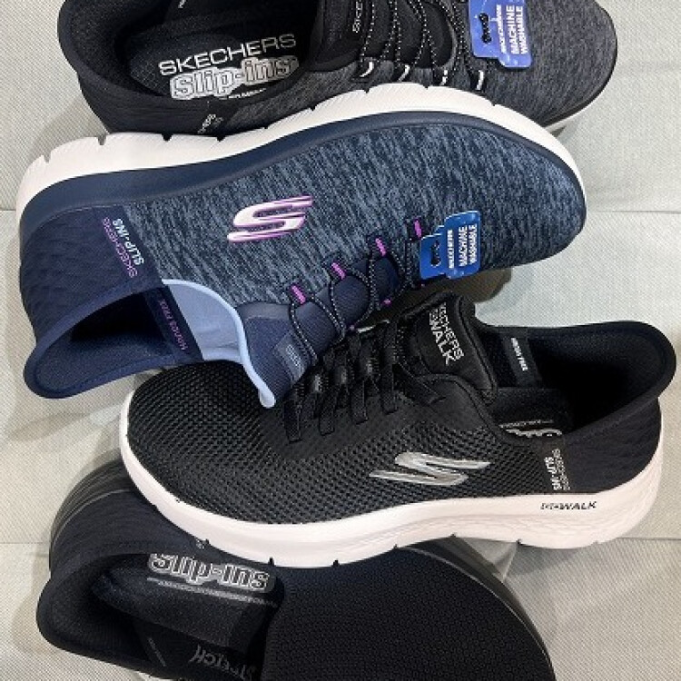 立ったまま履けるSkechersが登場♪