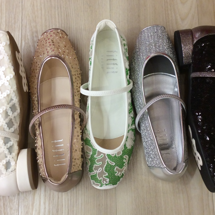 安心ストラップ　×　華やか軽量バレエシューズ