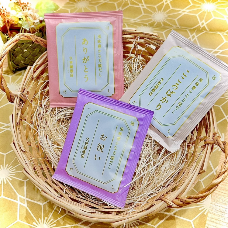 「お祝い」と「こころばかり」のメッセージが入った《風味豊かな万能だし 1包入り》が新登場！！